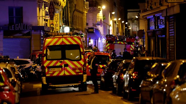 דקירות ב לב פריז צרפת גבר רצח אדם פצע שמונה ו חוסל (צילום: AFP)