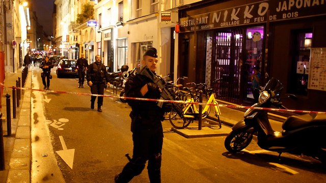 דקירות ב לב פריז צרפת גבר רצח אדם פצע שמונה ו חוסל (צילום: AP)