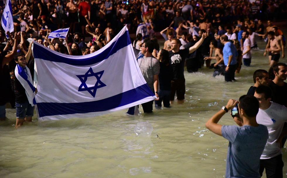 חוגגים את ניצחון ישראל באירוויזיון בכיכר רבין (צילום: רז גרוס)