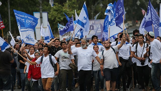 Шествие с флагами на улицах Иерусалима. Фото: Алекс Коломойский