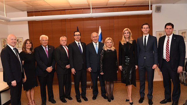 Netanyahu and his wife Sara with members of the US delegation (Photo: GPO)