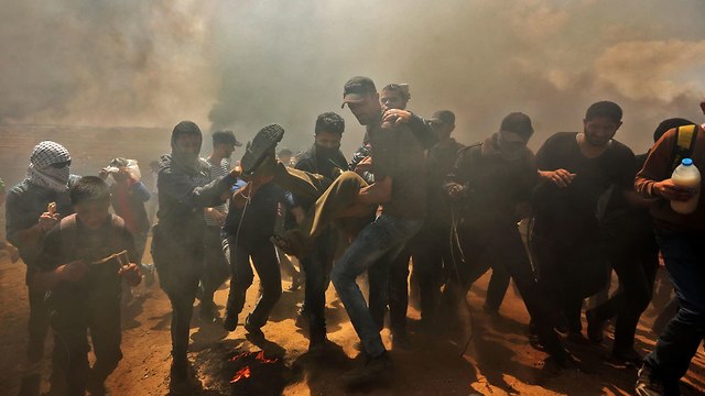 Wounded Palestinan evacuated (Photo: AFP)