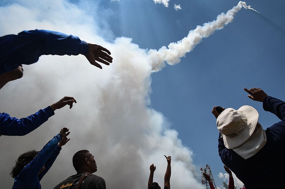 משגרים טילים לעבר עננים פסטיבל ב איסאן תאילנד (צילום: AFP)
