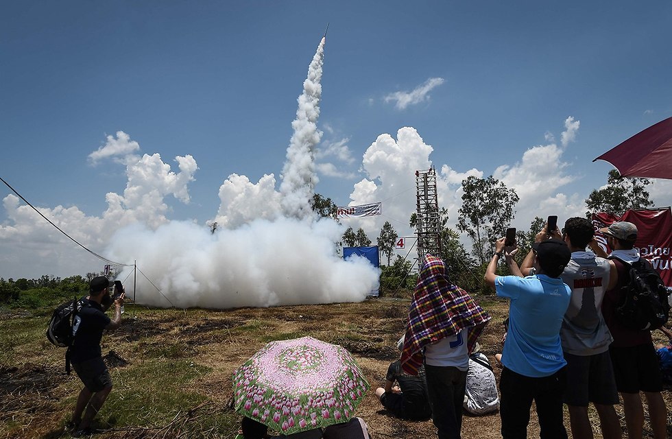 משגרים טילים לעבר עננים פסטיבל ב איסאן תאילנד (צילום: AFP)