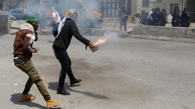 עימותים פלסטינים ב קלנדיה (צילום: רויטרס)