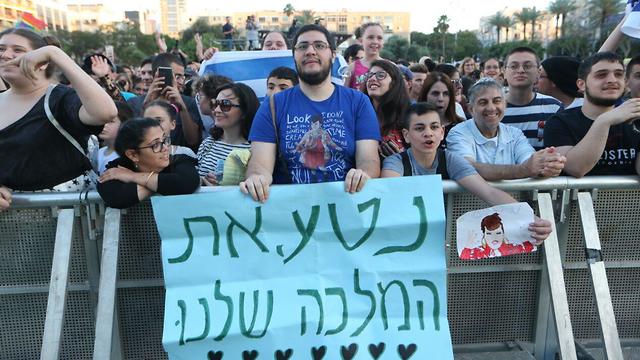 הקהל בחגיגות הזכייה בכיכר רבין (צילום: מוטי קמחי)
