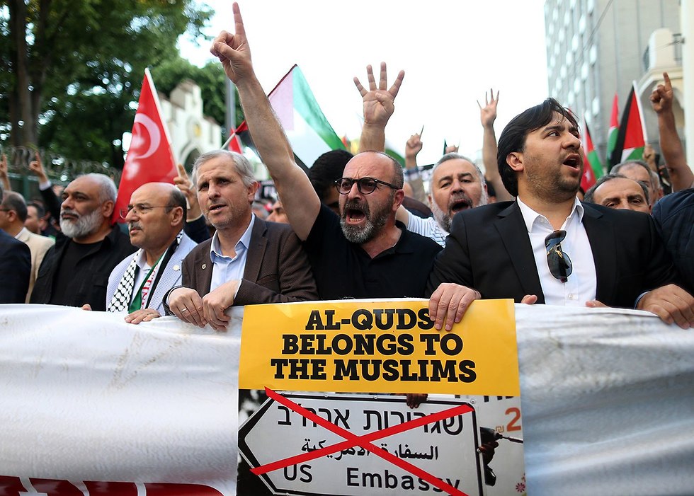מפגינים ב איסטנבול טורקיה מחאה על העברת שגרירות ארה