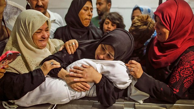 רצועת עזה לילה רנדור תינוקת פלסטינית נהרגה משאיפת עשן עימותים עם ישראל צה