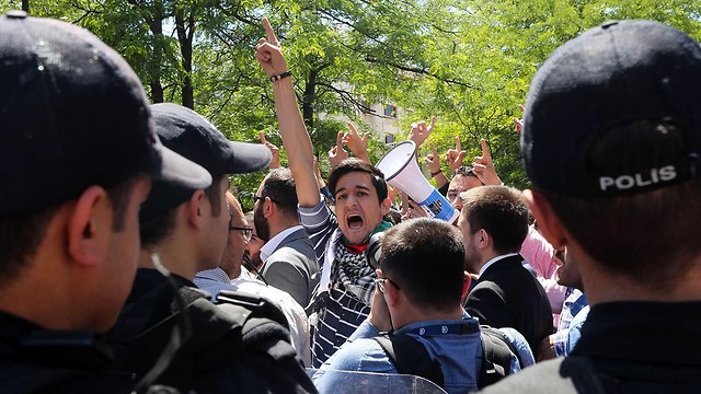 מפגינים מול מעונו של שגריר ישראל אנקרה טורקיה (צילום: AFP)