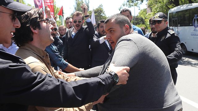 מפגינים מול מעונו של שגריר ישראל אנקרה טורקיה (צילום: AFP)