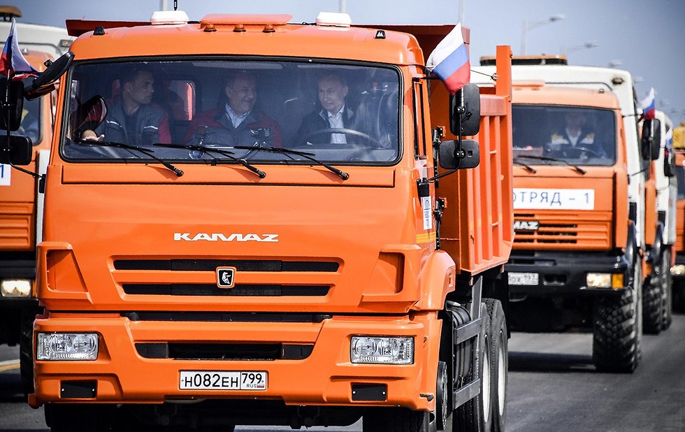 נשיא רוסיה ולדימיר פוטין נוהג משאית חונך גשר ל חצי האי קרים (צילום: AFP)