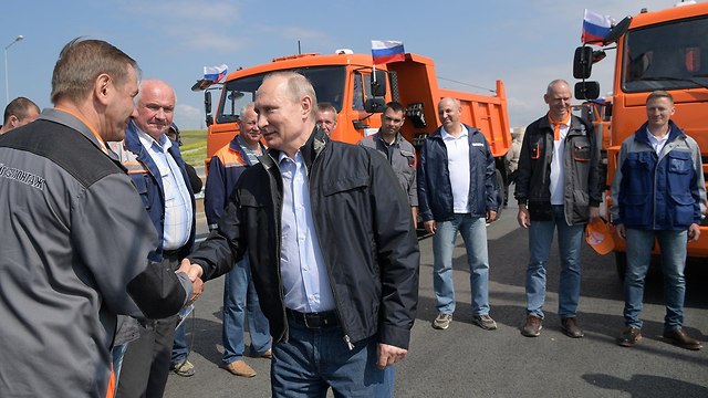 נשיא רוסיה ולדימיר פוטין נוהג משאית חונך גשר ל חצי האי קרים (צילום: רויטרס)
