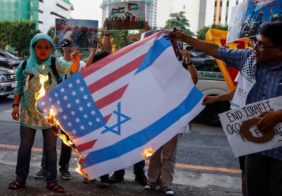 מפגינים פרו פלסטינים נגד ישראל יום הנכבה קזון סיטי הפיליפינים (צילום: EPA)