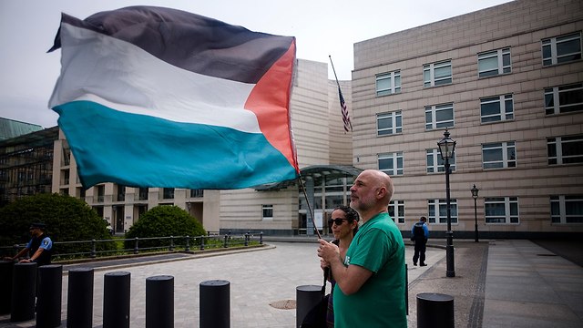 דגל פלסטין מונף מחוץ לשגרירות ארה