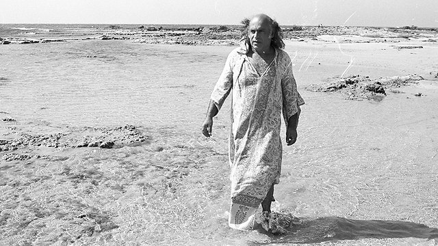 אלי אביבי ב חוף אכזיב 1977 (צילום: דוד רובינגר)