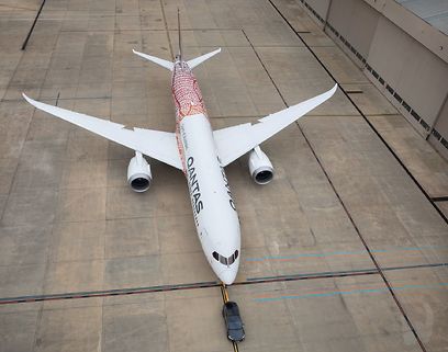 טסלה מודל X גורר בואינג 787 דרימליינר ()