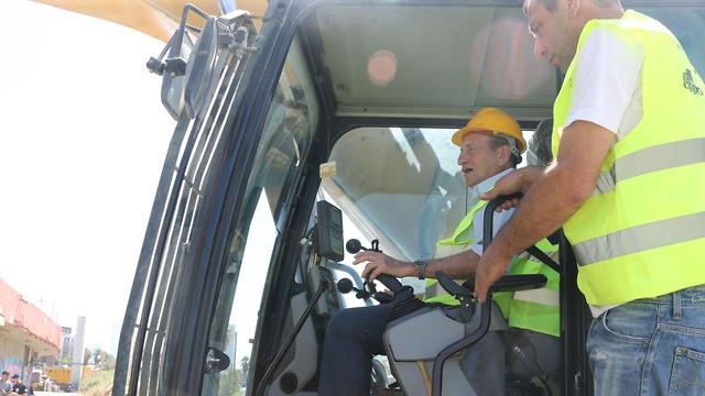 Мэр Тель-Авива Рон Хульдаи лично принял участие в работах по демонтажу. Фото: Моти Кимхи