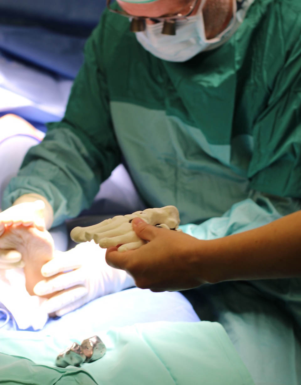 Во время операции по установке протеза. Фото: пресс-служба больницы "Ихилов"