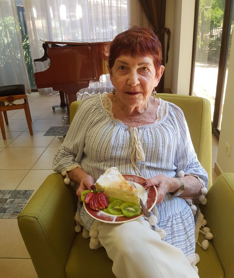 סבתא אפתה עוגה (צילום יח