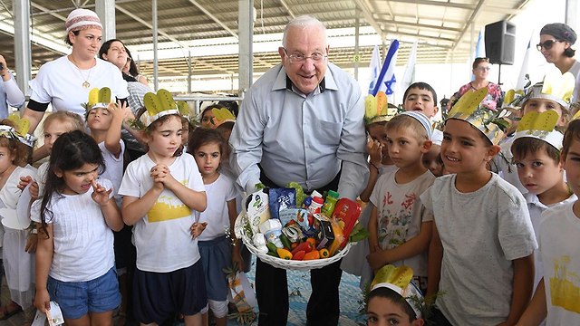Президент Израиля Реувин Ривлин в кибуце Алумим на праздновании Шавуот. Фото: Марк Найман (ЛААМ)