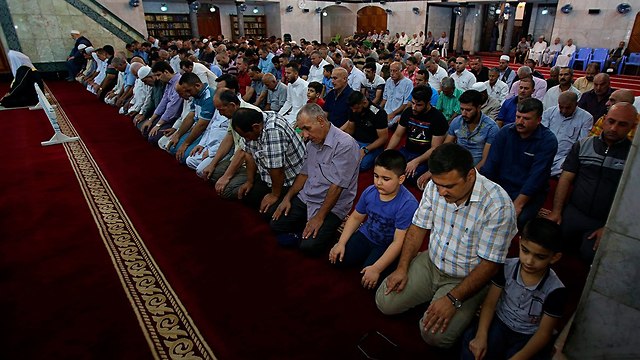 בגדד עיראק מסגד רמדאן מתפללים מוסלמים (צילום: AP)