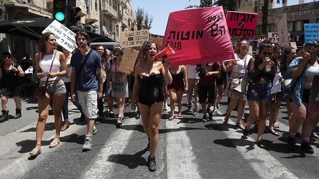 צעדת ה שרמוטות ב ירושלים בנות מחאה הפגנה עבירות מין נשים (צילום: אוהד צויגנברג)