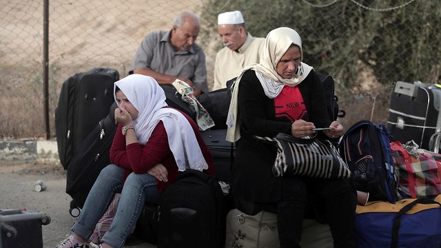 פלסטינים פתיחת מעבר רפיח ל עזה רמדאן  מצרים (צילום: AP)