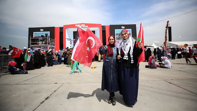מפגינים באיסטנבול נגד ישראל ()