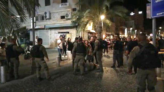 מפגינים מתעמתים עם שוטרים בחיפה ()