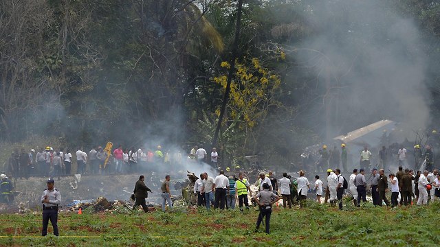 Самолет упал поблизости от аэропорта. Фото: AFP