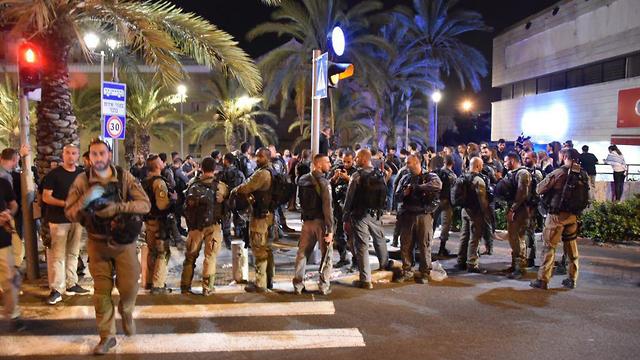 שוטרים בהפגנה בחיפה (צילום: דוברות המשטרה)