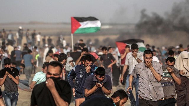 Palestinos se amotinan cerca de la cerca fronteriza de Gaza (Foto: EPA)