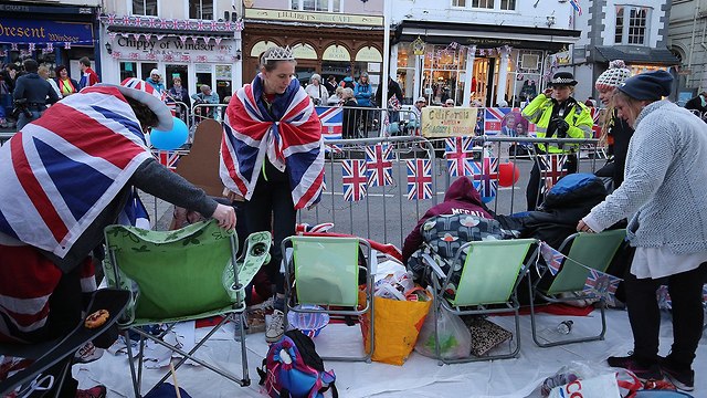 קהל ברחובות וינדזור בריטניה מחכה ל חתונה הנסיך הארי מייגן מרקל (צילום: EPA)