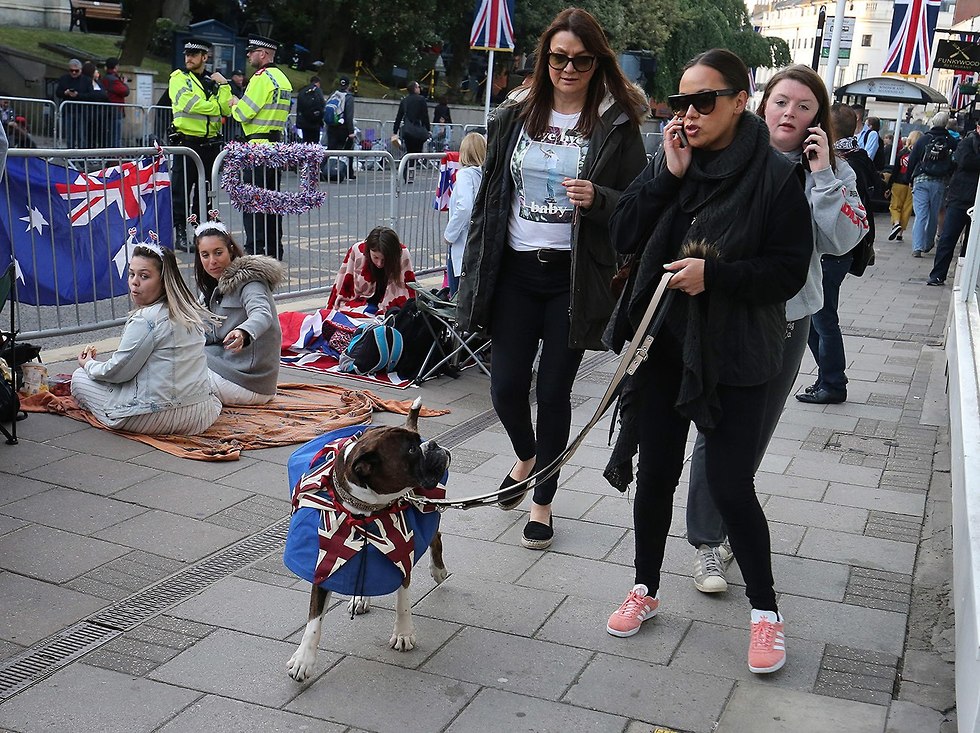 קהל ברחובות וינדזור בריטניה מחכה ל חתונה הנסיך הארי מייגן מרקל (צילום: EPA)
