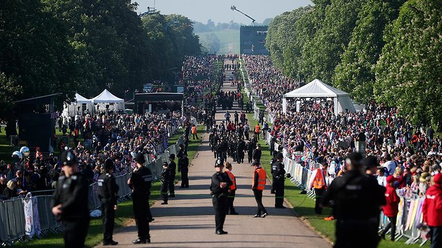 קהל ברחובות וינדזור בריטניה מחכה ל חתונה הנסיך הארי מייגן מרקל (צילום: AP)