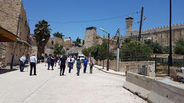 Hebron on the first Friday of Ramadan  (Photo: Yoav Zitun)