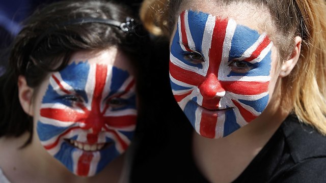 Британцы украсили себя цветами национального флага