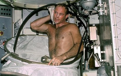 תנאי דה-לוקס בהשוואה למשימות קודמות. האסטרונאוט ג'ק לוזמה במקלחת של סקיילאב (צילום: נאס
