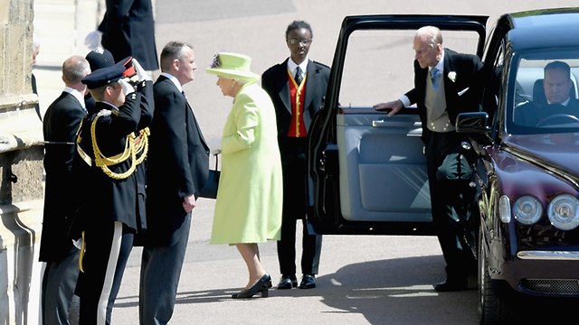המלכה אליזבת מגיעה חתונה מייגן מרקל הנסיך הארי טירת וינדזור בריטניה (צילום: רויטרס)