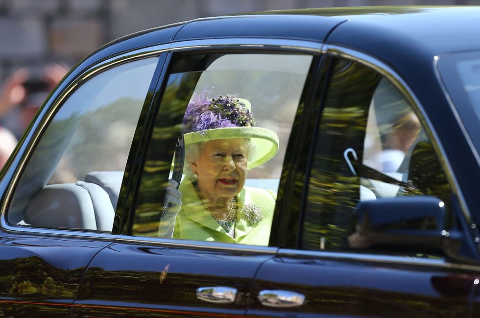 המלכה אליזבת מגיעה חתונה מייגן מרקל הנסיך הארי טירת וינדזור בריטניה (צילום: AFP)