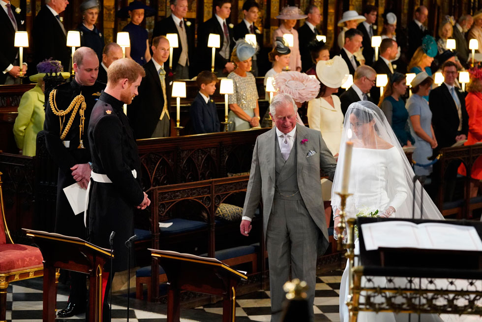 הנסיך צ'ארלס מלווה את מייגן מרקל אל הנסיך הארי (צילום: AP)