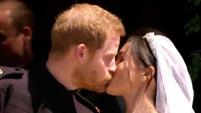 נשיקה מייגן מרקל הנסיך הארי חתונה טירת וינדזור בריטניה (צילום: AP)