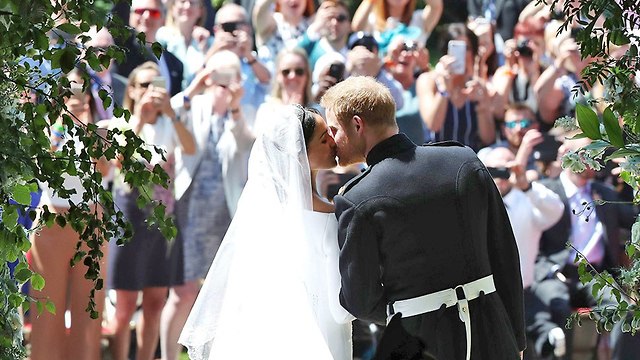 נשיקה מייגן מרקל הנסיך הארי חתונה טירת וינדזור בריטניה (צילום: AP)