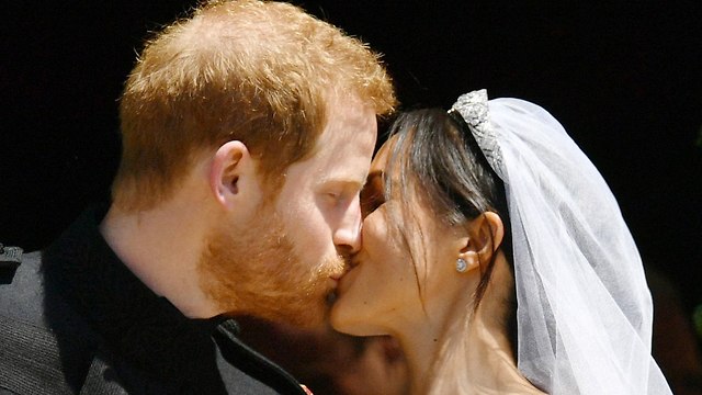 נשיקה מייגן מרקל הנסיך הארי חתונה טירת וינדזור בריטניה (צילום: AFP)