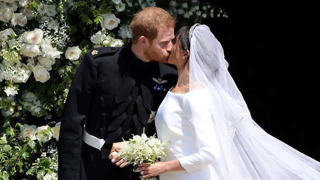 נשיקה מייגן מרקל הנסיך הארי חתונה טירת וינדזור בריטניה (צילום: AFP)