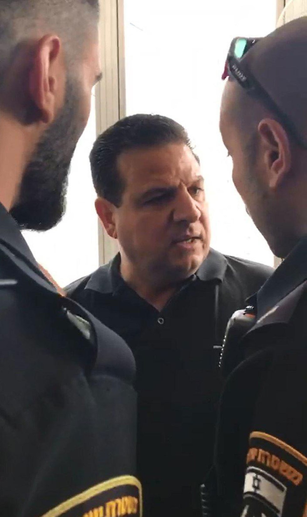 איימן עודה עימות עם שוטרים בבית חולים בני ציון בחיפה ()