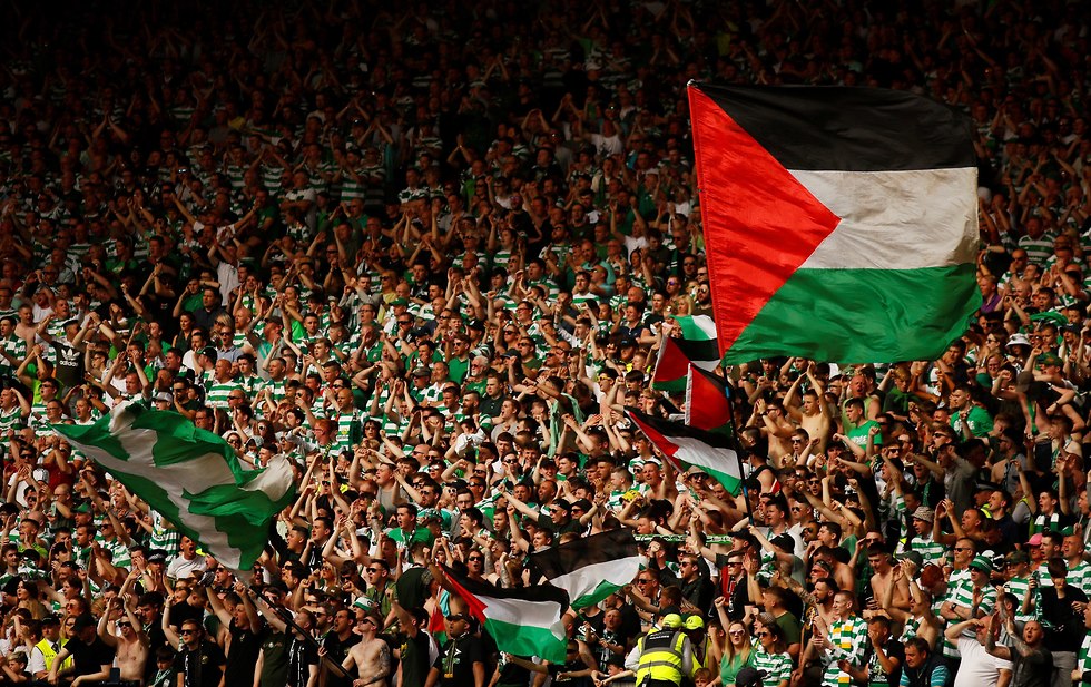 מפגינים פרו פלסטינאים בגמר הגביע (צילום: רויטרס)