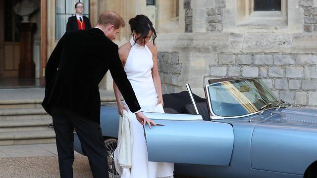 הנסיך הארי והדוכסית מסאסקס יוצאים מטירת וינדזור לקבלת פנים בבית פרוגמור, וינדזור (צילום: AFP)