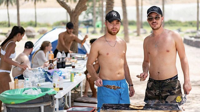 Israelis barbecuing in national parks  (Photo: Kinneret Authority  )