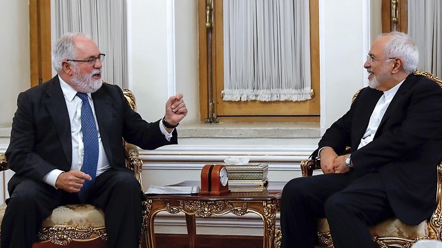 ריף ואריאס בפגישתם באיראן (צילום: AFP)